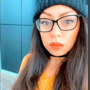 Meet your Posher, Karina 🛍💄🎁 👖 👠 👗🛍